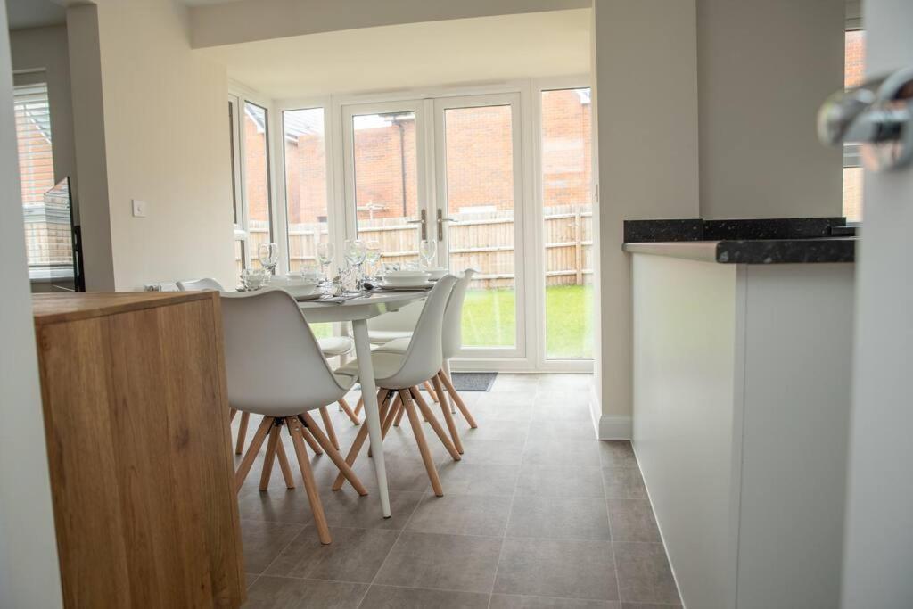 5 Swiftsure - Stunning 4 Bed Home, Free Parking Milton Keynes Exterior photo