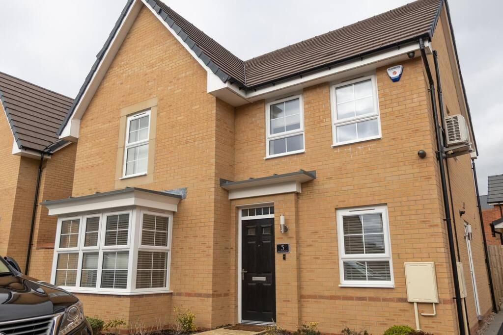 5 Swiftsure - Stunning 4 Bed Home, Free Parking Milton Keynes Exterior photo